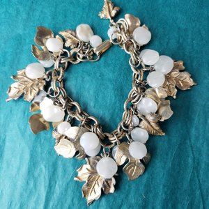 2/20$ Vintage gold tone white beads leaf bracelet